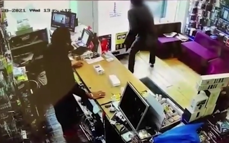 Video: Tên trộm vừa chôm đồ đã phải trả lại vì bị nhốt trong cửa hàng